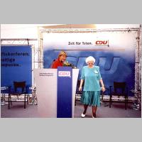 111-1475 Ruth Hylla aus Wehlau mit Bundeskanzlerin Merkel 2005 (2).jpg
